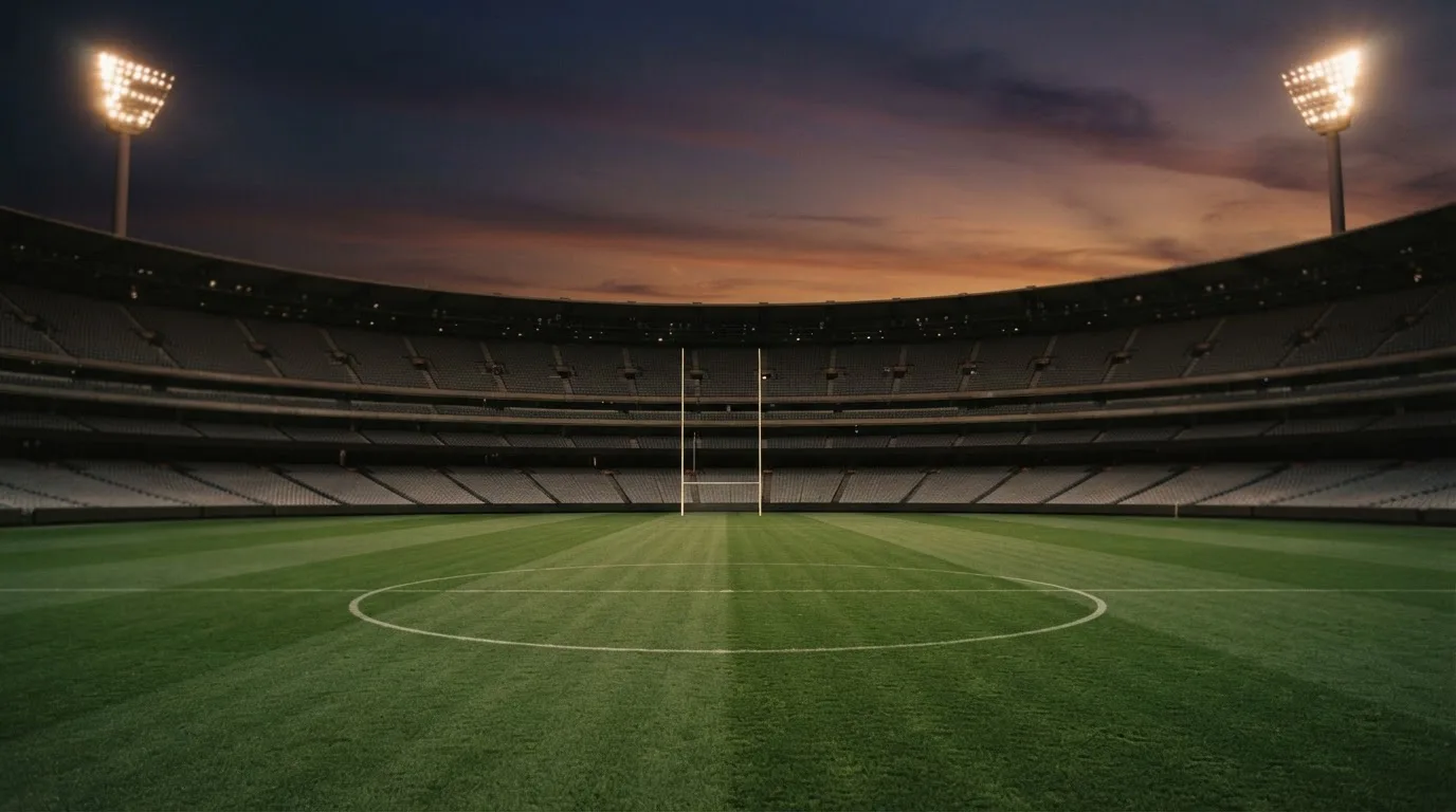 Een leeg voetbalstadion met lichtmasten bij schemering
