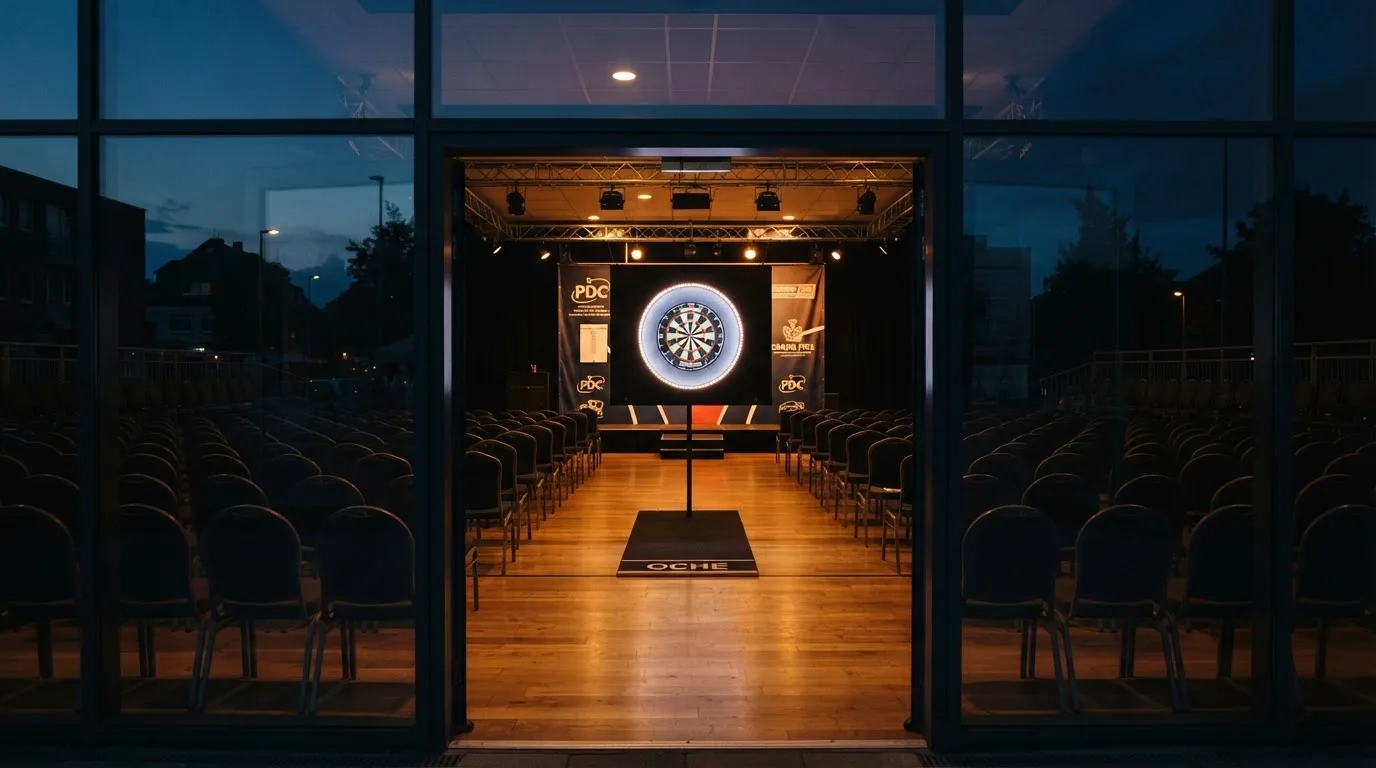 Een leeg voetbalstadion met lichtmasten bij schemering